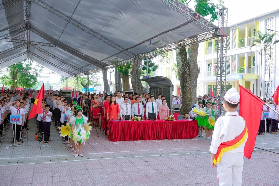 Trước đ&oacute;, c&aacute;c trường đ&atilde; chuẩn bị đầy đủ cơ sở vật chất, trang thiết bị v&agrave; những điều kiện cần thiết kh&aacute;c để phục vụ cho lễ khai giảng v&agrave; triển khai hiệu quả nhiệm vụ năm học 2024 - 2025.