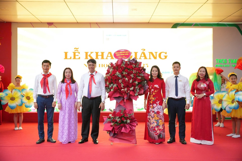 Ph&oacute; B&iacute; thư Thường trực Quận uỷ, Chủ tịch HĐND quận Thanh Xu&acirc;n Nguyễn Minh Tiến ch&uacute;c mừng c&aacute;n bộ, gi&aacute;o vi&ecirc;n, nh&acirc;n vi&ecirc;n v&agrave; học sinh &nbsp;Trường THCS Thanh Xu&acirc;n - ng&ocirc;i trường chất lượng cao của H&agrave; Nội tr&ecirc;n địa b&agrave;n quận&nbsp;Thanh Xu&acirc;n