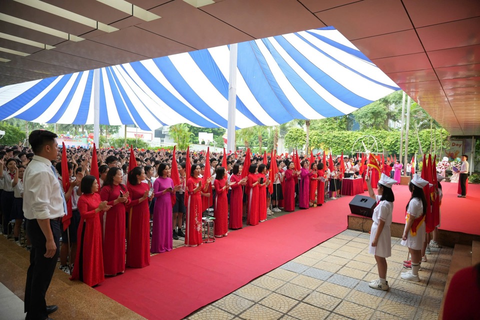 C&ugrave;ng với kh&ocirc;ng kh&iacute; trang trọng của phần lễ, c&aacute;c học sinh được h&ograve;a m&igrave;nh trong kh&ocirc;ng kh&iacute; vui tươi