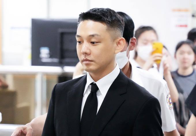 Yoo Ah In bị kết &aacute;n 1 năm t&ograve;o v&agrave; phạt 2 triệu won trong phi&ecirc;n to&agrave; đầu ti&ecirc;n về tội thường xuy&ecirc;n sử dụng ma t&uacute;y. Đ&acirc;y l&agrave; ảnh đế trẻ nhất m&agrave;n ảnh H&agrave;n Quốc đ&atilde; bị bắt ngay tại t&ograve;a sau khi tuy&ecirc;n &aacute;n.