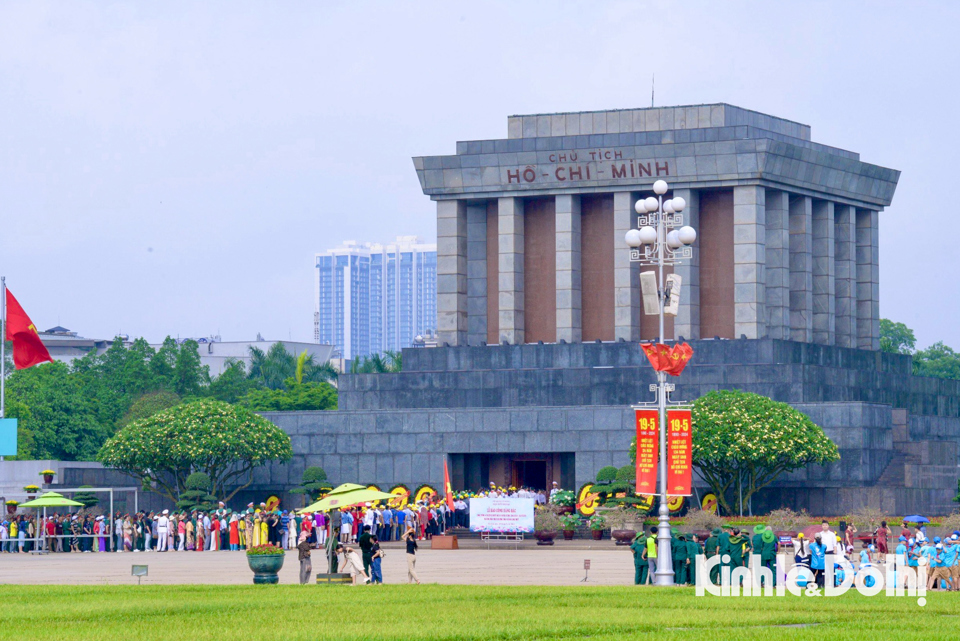 Thủ tướng y&ecirc;u cầu đẩy mạnh chuyển đổi số trong quản l&yacute; kh&aacute;ch v&agrave;o Lăng viếng B&aacute;c.