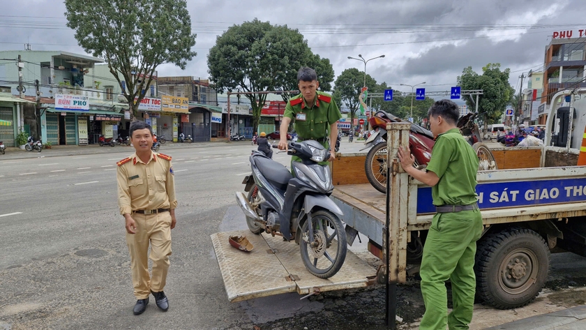 Lực lượng chức năng tạm giữ phương tiện để điều tra nguy&ecirc;n nh&acirc;n vụ tai nạn tại TP Pleiku. Ảnh: Vĩnh Ho&agrave;ng