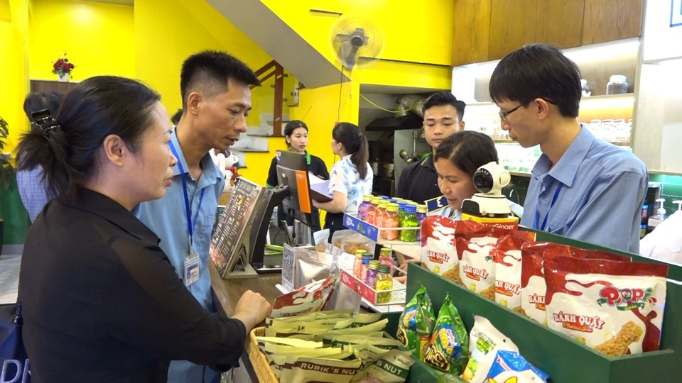 Lực lượng chức năng kiểm tra một qu&aacute;n tr&agrave; sữa tr&ecirc;n địa b&agrave;n huyện. Ảnh: Ngọc T&uacute;