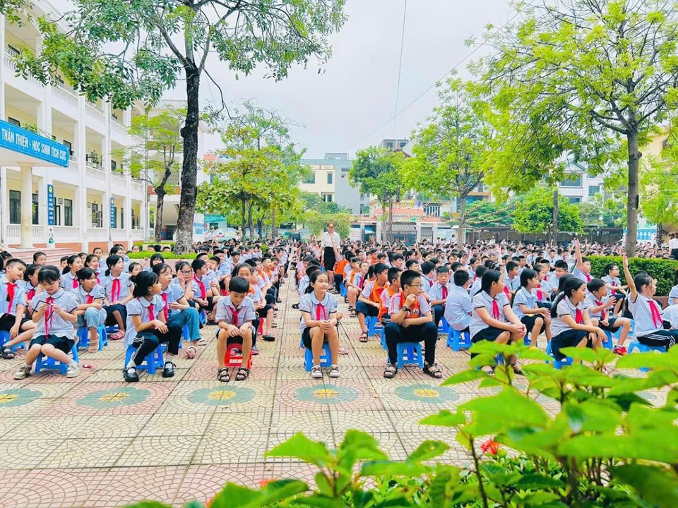 Học sinh Trường Tiểu học x&atilde; Đ&ocirc;ng La trong ng&agrave;y lễ khai giảng năm học mới.