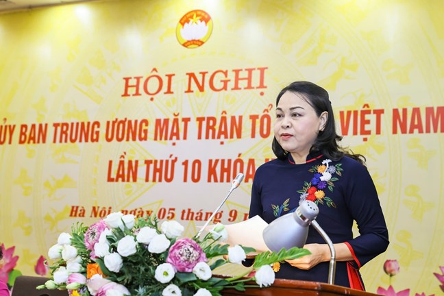 Ph&oacute; Chủ tịch, Tổng Thư k&yacute; Ủy ban T.Ư Mặt trận Tổ quốc Việt Nam Nguyễn Thị Thu H&agrave; tr&igrave;nh b&agrave;y Tờ tr&igrave;nh