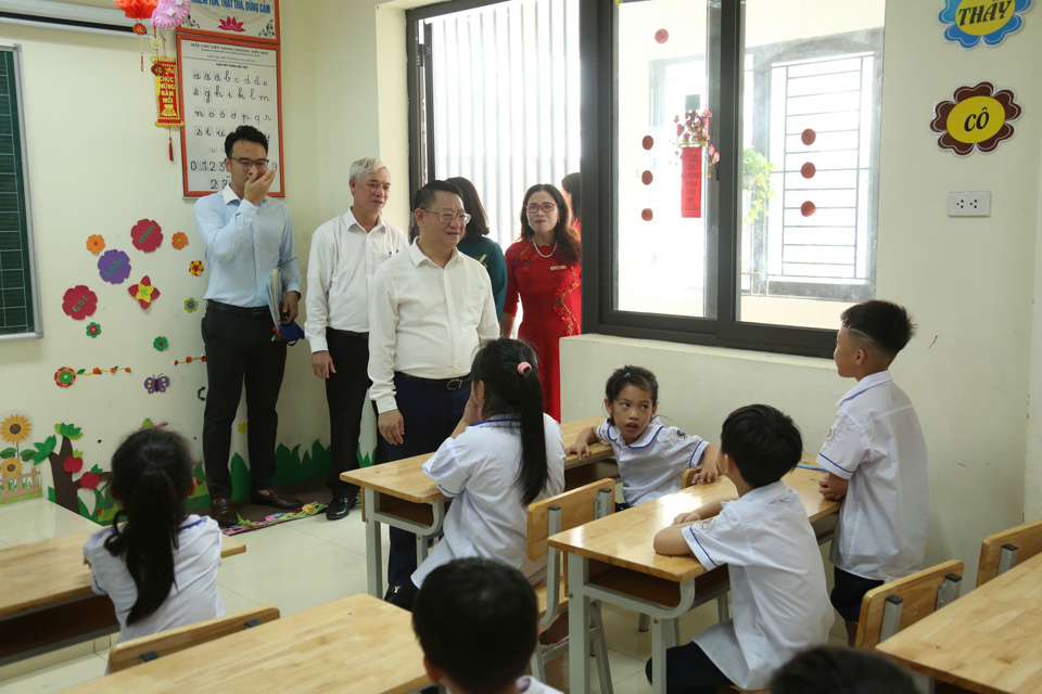 Chủ tịch UBND huyện M&ecirc; Linh Ho&agrave;ng Anh Tuấn tr&ograve; chuyện, động vi&ecirc;n c&aacute;c em học sinh nh&acirc;n dịp năm học mới.