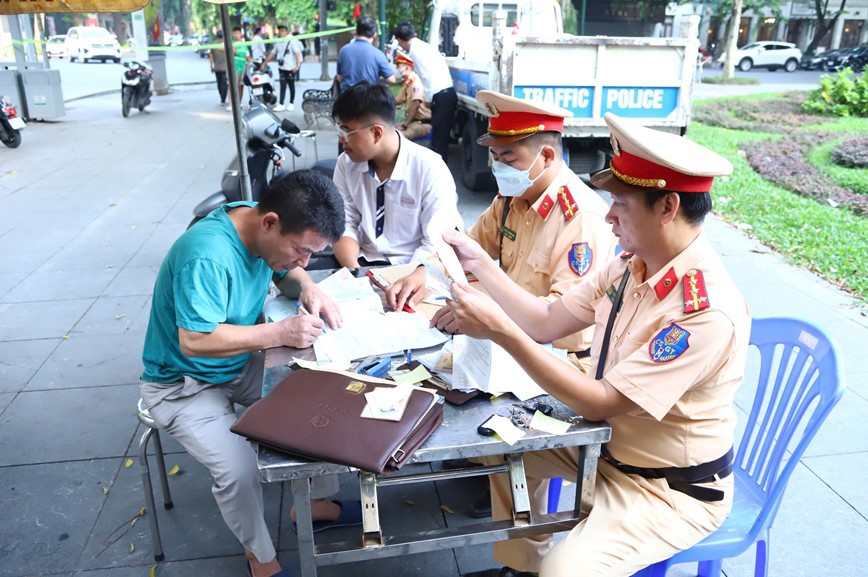 Nhiều phụ huynh chở con đi học vi phạm luật cũng bị lập bi&ecirc;n bản.