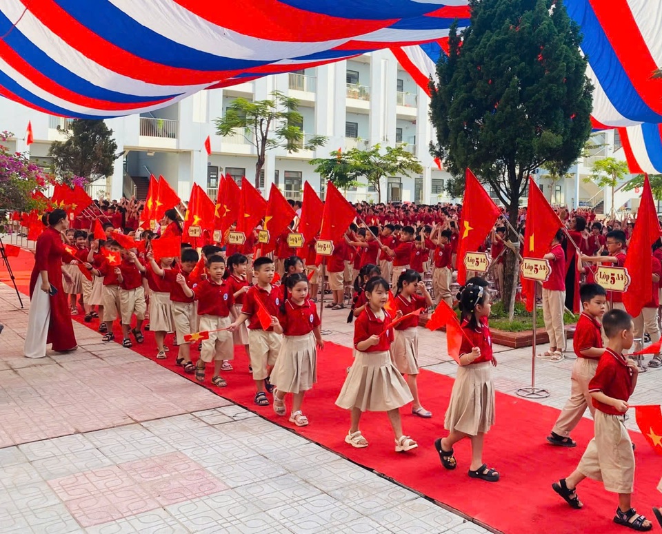 Học sinh trường TH&amp;THCS Mỹ Đức trong ng&agrave;y khai trường. Ảnh: Văn Bi&ecirc;n