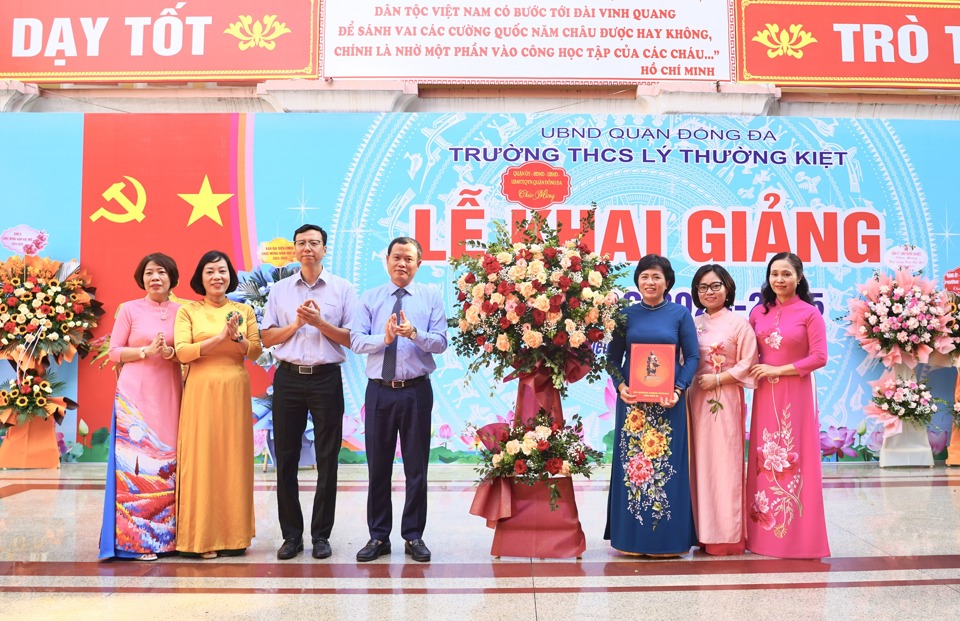 Ph&oacute; Chủ tịch UBND quận Đống Đa Nguyễn Thanh T&ugrave;ng ch&uacute;c mừng thầy v&agrave; tr&ograve; Trường THCS L&yacute; Thường Kiệt.