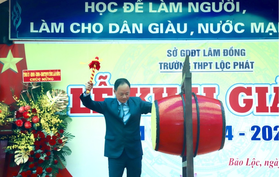 &Ocirc;ng Trần Hồng Th&aacute;i &ndash; Ph&oacute; B&iacute; thư Tỉnh ủy, Chủ tịch UBND tỉnh L&acirc;m Đồng đ&aacute;nh trống khai trường năm học mới 2024 - 2025 tại Trường THPT Lộc Ph&aacute;t TP Bảo Lộc.