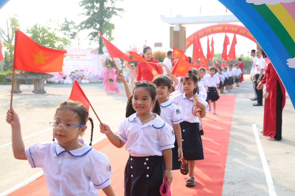 C&aacute;c em học sinh h&acirc;n hoan trong ng&agrave;y khai giảng.