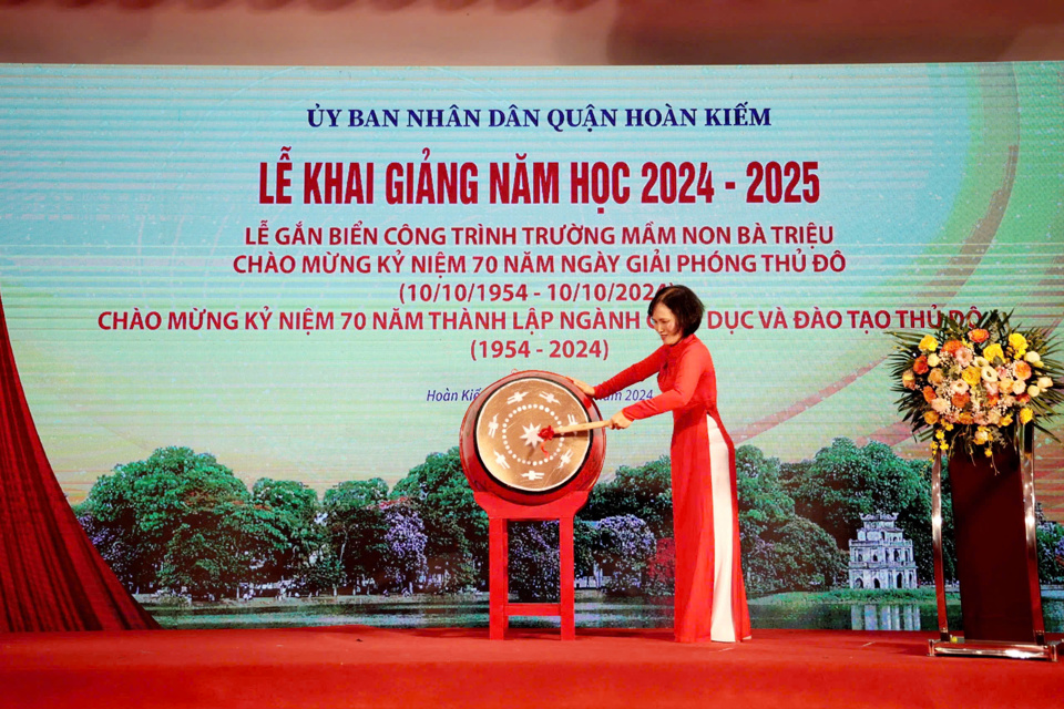 Hiệu trưởng Trường Mầm non B&agrave; Triệu Nguyễn Thị Thu Hiền đ&aacute;nh trống khai giảng năm học mới.