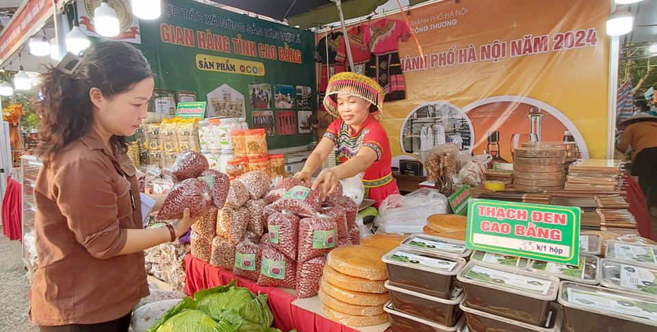 Người ti&ecirc;u d&ugrave;ng tiếp cận đặc sản địa phương tại Hội chợ h&agrave;ng Việt do Sở C&ocirc;ng Thương H&agrave; Nội tổ chức. Ảnh: Ho&agrave;i Nam