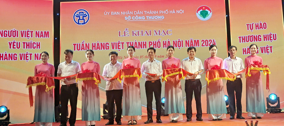 C&aacute;c đại biểu cắt băng khai mạc Tuần h&agrave;ng Việt th&agrave;nh phố H&agrave; Nội năm 2024 tại huyện Đan Phượng. Ảnh: Ho&agrave;i Nam