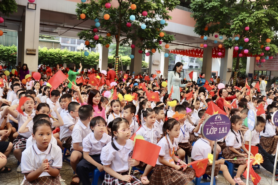 C&aacute;c em học sinh trường Tiểu học Chu Văn An phấn khởi đ&oacute;n ch&agrave;o năm học mới. Ảnh: Thịnh An &nbsp;