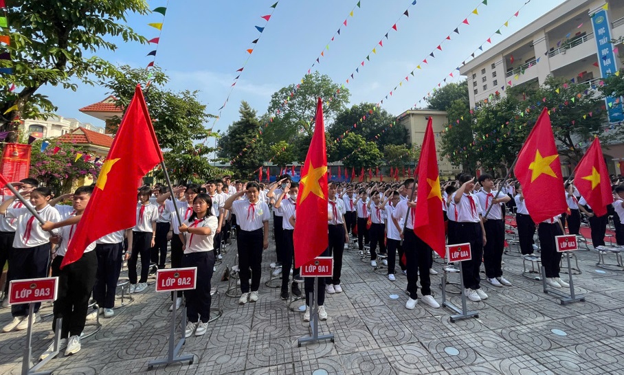 Học sinh Trường THCS Nguyễn Tr&atilde;i A l&agrave;m lễ ch&agrave;o cờ khai giảng năm học mới