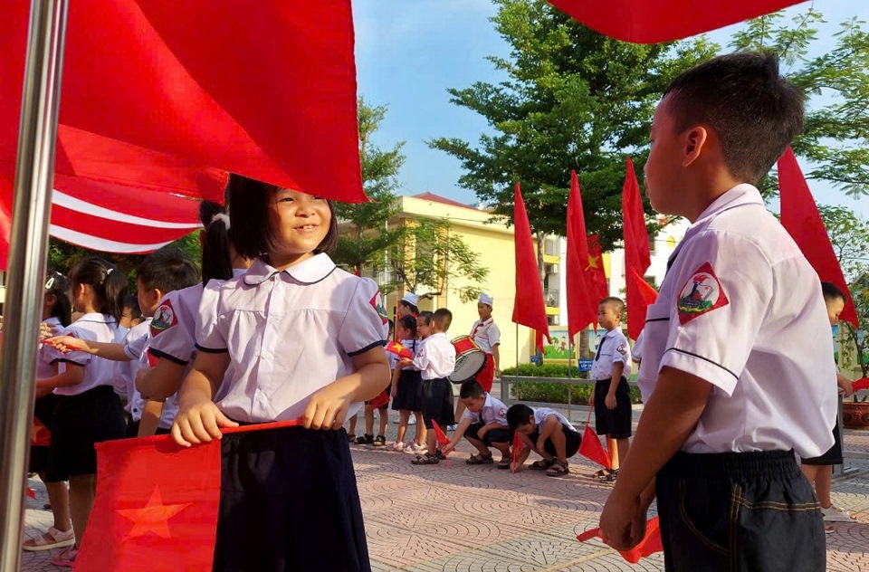 Học sinh trong ng&agrave;y đầu đến trường đ&oacute;n năm học mới, gặp những người bạn mới...