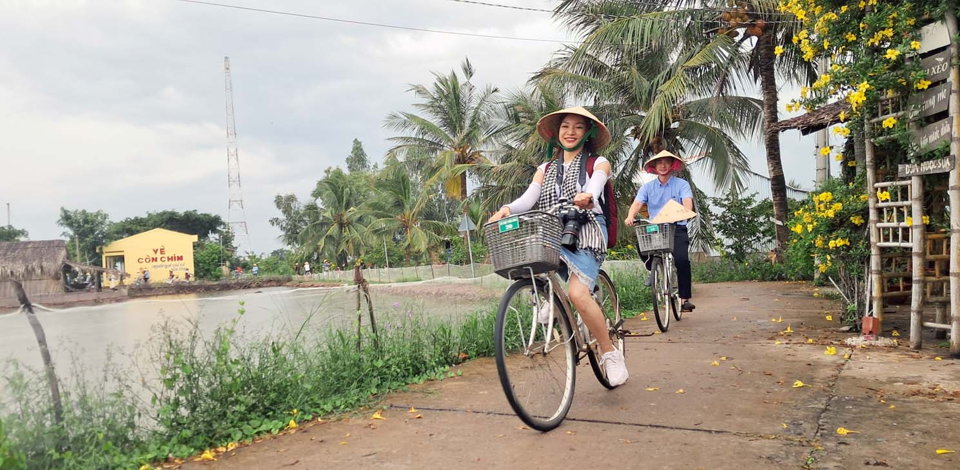 Du kh&aacute;ch tham quan m&ocirc; h&igrave;nh nh&agrave; vườn c&acirc;y cảnh tại Cồn Chim tỉnh Tr&agrave; Vinh. Ảnh: Ho&agrave;i Nam