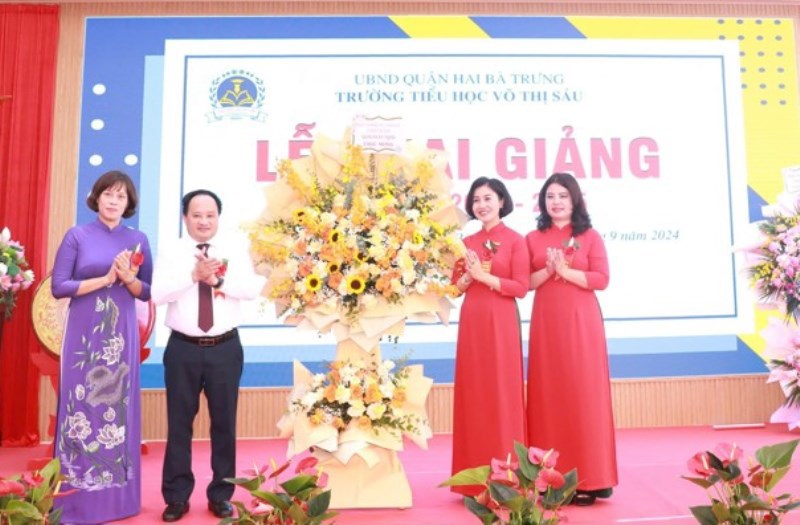 L&atilde;nh đạo Quận Hai B&agrave; Trưng ch&uacute;c mừng tập thể c&aacute;n bộ, gi&aacute;o vi&ecirc;n, nh&acirc;n vi&ecirc;n, học sinh Trường Tiểu học V&otilde; Thị S&aacute;u