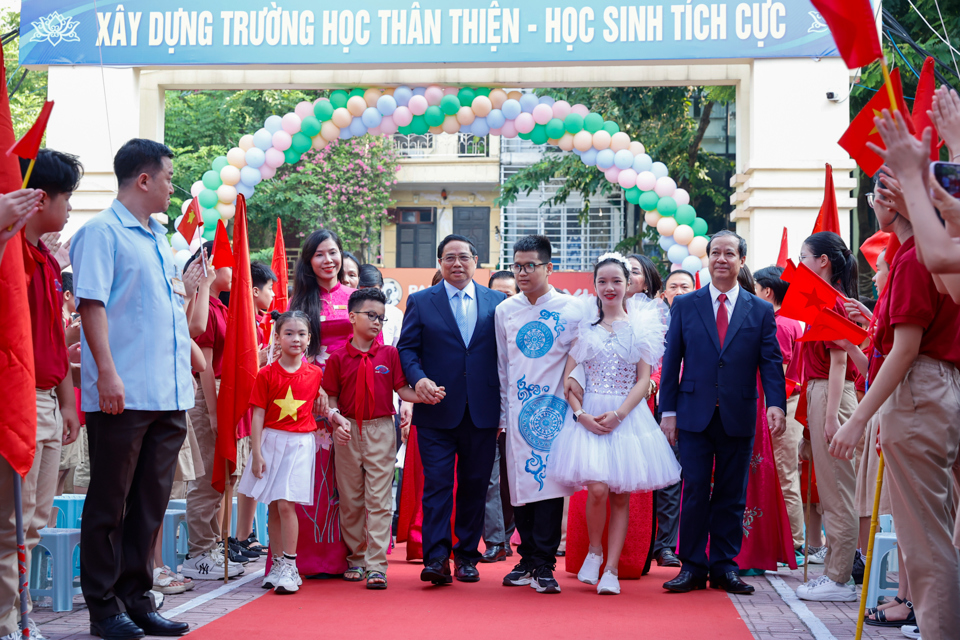 Thủ tướng Phạm Minh Ch&iacute;nh chung vui kh&ocirc;ng kh&iacute; h&acirc;n hoan, phấn khởi ng&agrave;y hội khai trường năm học 2024-2025 c&ugrave;ng thầy tr&ograve; trường Nguyễn Đ&igrave;nh Chiểu, H&agrave; Nội. Ảnh: VGP &nbsp;