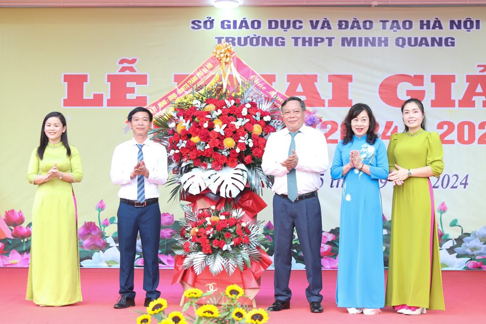 Ph&oacute; B&iacute; thư Th&agrave;nh ủy H&agrave; Nội Nguyễn Văn Phong tặng hoa ch&uacute;c mừng nh&agrave; trường. Ảnh: Ngọc T&uacute;