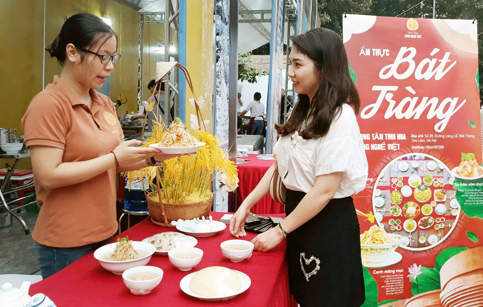 Giới thiệu ẩm thực H&agrave; Nội tại Festival Thu H&agrave; Nội năm 2023. Ảnh: Ho&agrave;i Nam