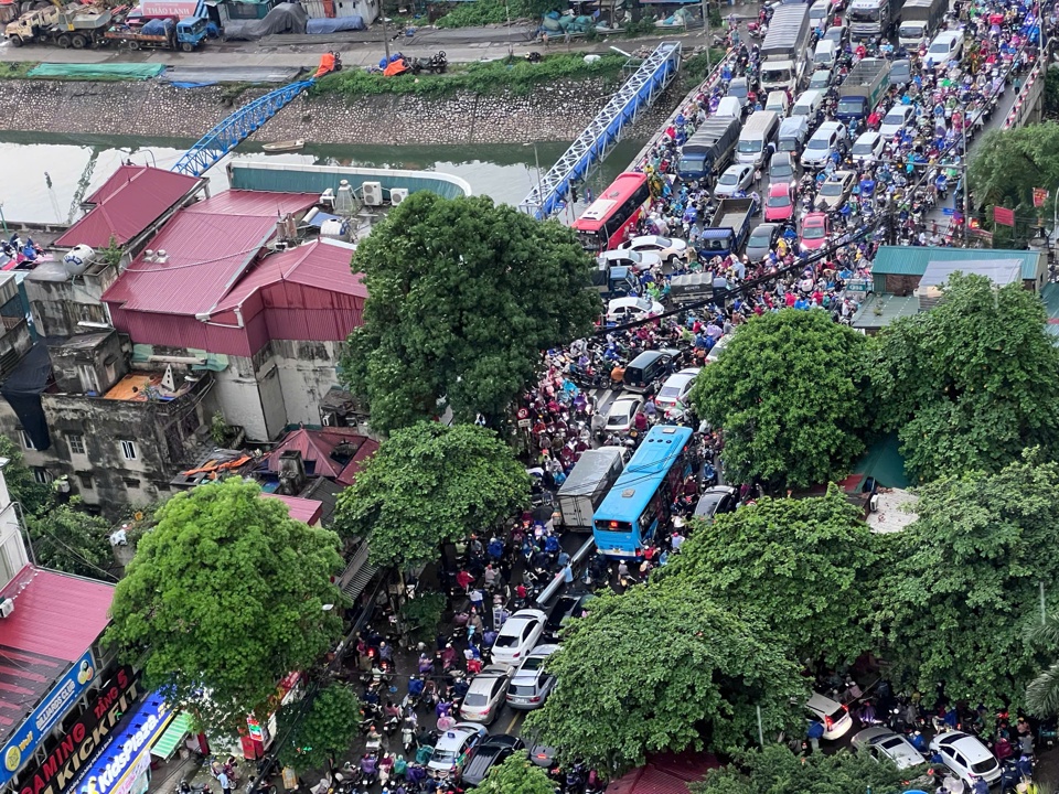 Ng&atilde; tư Kim Giang - Cầu T&oacute;, Đường 70 &ugrave;n tắc nghi&ecirc;m trọng sau mưa lớn. Ảnh: Kh&aacute;nh Huy