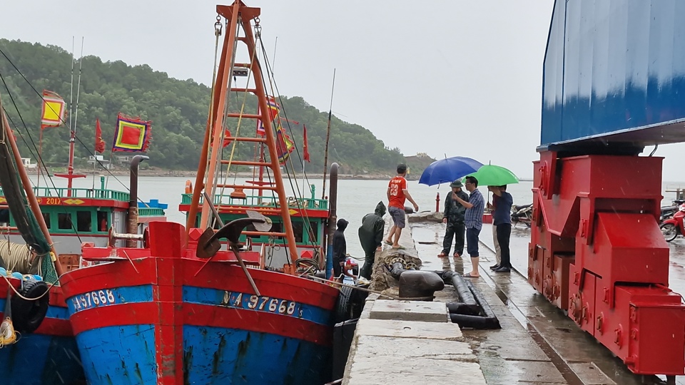 Lao động từ c&aacute;c t&agrave;u đ&aacute;nh c&aacute; buộc phải l&ecirc;n bờ, c&aacute;c lực lượng chức năng tăng cường tuần tra, tuy&ecirc;n truyền v&agrave; hỗ trợ người d&acirc;n ph&ograve;ng chống b&atilde;o.&nbsp;