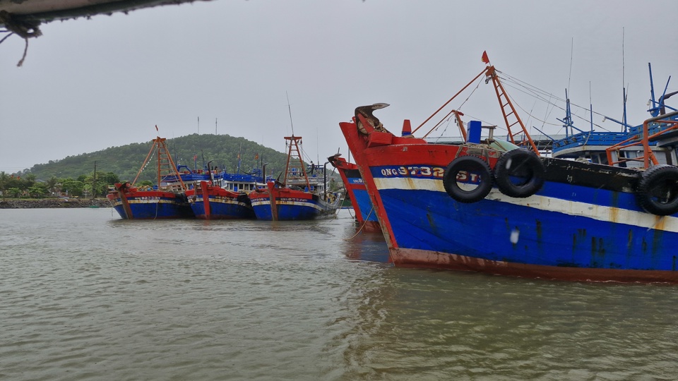 Tại địa b&agrave;n huyện Nghi Lộc, đ&atilde; c&oacute; 300 t&agrave;u đ&aacute;nh c&aacute; v&agrave; hơn 900 lao đ&ocirc;ng v&agrave;o nơi tr&aacute;nh tr&uacute; b&atilde;o an to&agrave;n. Hiện c&ograve;n 10 t&agrave;u c&ugrave;ng hơn 100 lao động đang tiến v&agrave;o bờ, v&agrave;o khu vực tr&aacute;nh tr&uacute; b&atilde;o.&nbsp;