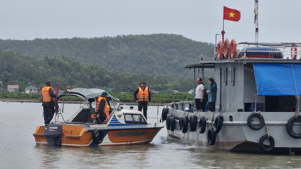 Từ rạng s&aacute;ng nay tại Nghệ An bắt dầu xảy ra mưa k&egrave;m theo gi&oacute; quật mạnh. Trước diễn biến b&atilde;o số 3, c&aacute;c địa phương ven biển t&iacute;ch cực triển khai ph&ograve;ng chống b&atilde;o, với tinh thần quyết liệt, khẩn trương.