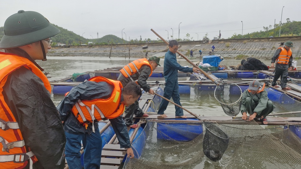 Ch&iacute;nh trị vi&ecirc;n đồn Bi&ecirc;n ph&ograve;ng cửa khẩu cảng Cửa L&ograve; Nghệ An Trung &nbsp;t&aacute; Trần Văn Thế cho biết, đến s&aacute;ng nay tại Cửa L&ograve; đ&atilde; k&ecirc;u gọi 212 t&agrave;u v&agrave;o khu neo đậu an to&agrave;n, c&ugrave;ng 1.078 lao động l&ecirc;n khỏi t&agrave;u c&aacute;. Hiện c&ograve;n 6 t&agrave;u c&aacute; v&agrave; 70 lao động đ&aacute;nh bắt gần bờ đang di chuyển v&agrave;o bờ.&nbsp;