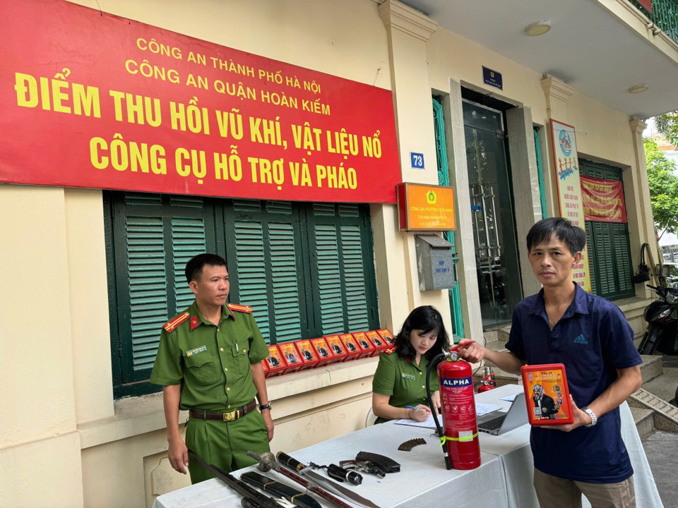 Người d&acirc;n tới giao nộp vũ kh&iacute;, vật liệu nổ... sẽ được tặng b&igrave;nh chữa ch&aacute;y v&agrave; mặt nạ ph&ograve;ng độc.