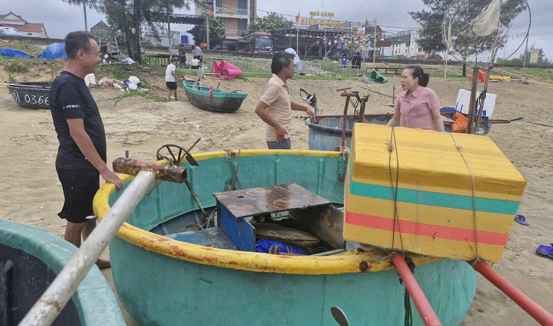 Trước diễn biến phức tạp, kh&oacute; lường b&atilde;o số 3, ngư d&acirc;n v&ugrave;ng ven biển tỉnh H&agrave; Tĩnh đ&atilde; chủ động di dời, đưa t&agrave;u thuyền l&ecirc;n cao&nbsp;