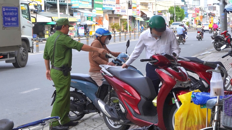 Nhiều xe m&aacute;y bị lực lượng chức năng tu&yacute;t c&ograve;i v&igrave; đi ngược chiều. Ảnh:&nbsp; TQ