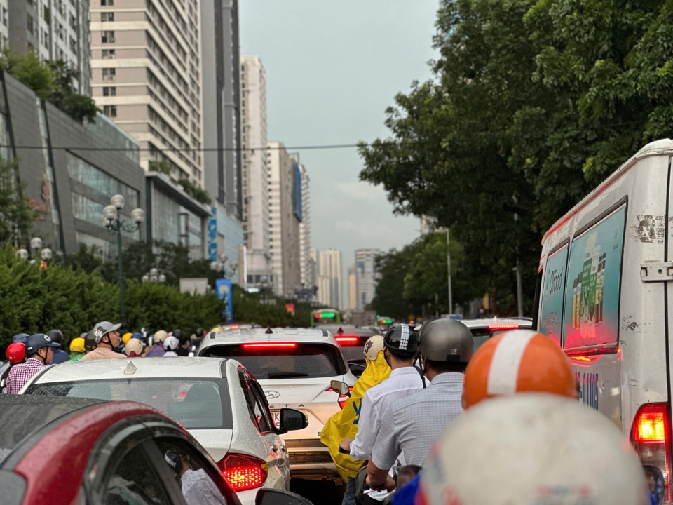 Khu vực đường L&ecirc; Văn Lương &ugrave;n tắc k&eacute;o d&agrave;i sau trận mưa lớn chiều 6/9. Ảnh: Văn Trọng