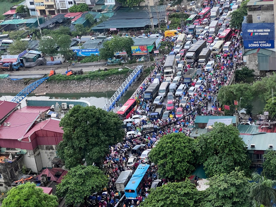 Ng&atilde; tư Kim Giang - Cầu T&oacute;, Đường 70 &ugrave;n tắc nghi&ecirc;m trọng sau mưa lớn. Ảnh: Kh&aacute;nh Huy