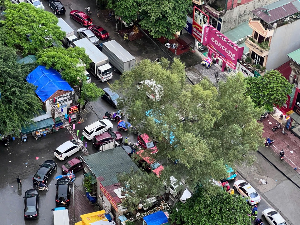 Ng&atilde; tư Kim Giang - Cầu T&oacute;, Đường 70 giao th&ocirc;ng hỗn loạn sau mưa lớn chiều 6/9. Ảnh: Kh&aacute;nh Huy