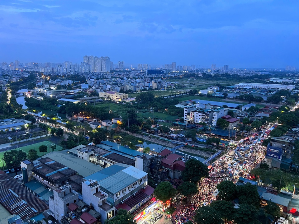 Tới 18 giờ 30 ph&uacute;t, ng&atilde; tư Kim Giang - Cầu T&oacute;, Đường 70 vẫn &ugrave;n tắc. Ảnh: Kh&aacute;nh Huy