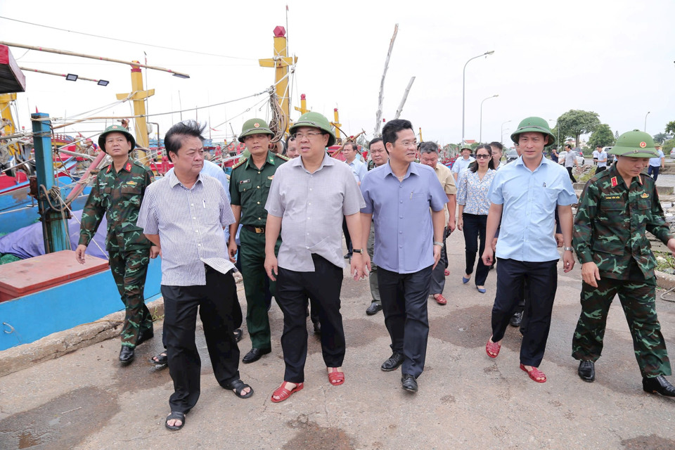 Bộ trưởng Bộ NN&amp;PTNT L&ecirc; Minh Hoan kiểm tra khu neo đậu t&agrave;u, thuyền tr&aacute;nh tr&uacute; b&atilde;o tại cửa s&ocirc;ng Ninh Cơ , huyện Hải Hậu, tỉnh Nam Định. Ảnh: DH