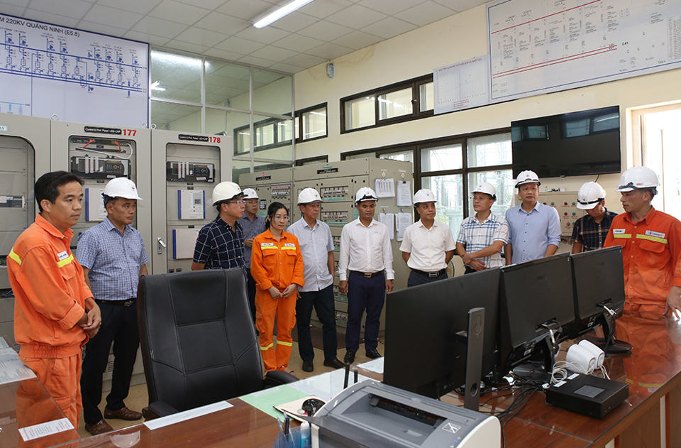 Đo&agrave;n c&ocirc;ng t&aacute;c của EVNNPT kiểm tra v&agrave; nghe b&aacute;o c&aacute;o c&ocirc;ng t&aacute;c vận h&agrave;nh tại TBA 220kV Quảng Ninh.&nbsp;Ảnh: Xu&acirc;n Tiến