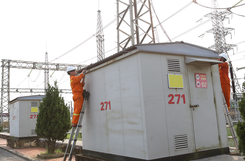 Truyền tải điện Đ&ocirc;ng Bắc 2 chằng n&eacute;o, che chắn thiết bị tại TBA 220kV Đ&igrave;nh Vũ. Ảnh: Xu&acirc;n Tiến