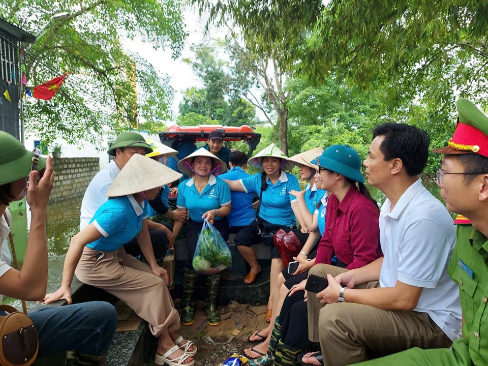 Phụ nữ x&atilde; Nam Phương Tiến với s&aacute;ng kiến "đi chợ hộ người d&acirc;n" trong đợt lũ cuối th&aacute;ng 7, đầu th&aacute;ng 8/2024. (ảnh tư liệu).