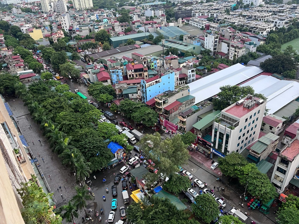 Ng&atilde; tư Kim Giang - Cầu T&oacute;, Đường 70 giao th&ocirc;ng hỗn loạn.&nbsp;Ảnh: Kh&aacute;nh Huy