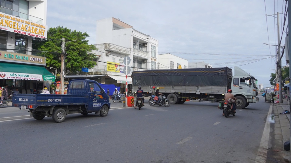 Chỉ trong thời gian rất ngắn, đo&agrave;n kiểm tra đ&atilde; xử l&yacute; nhiều trường hợp vi phạm, trong đ&oacute; chủ yếu l&agrave; người tham gia giao th&ocirc;ng chạy ngược chiều v&agrave; người kinh doanh mua b&aacute;n lấn chiếm l&ograve;ng đường, vỉa h&egrave;.