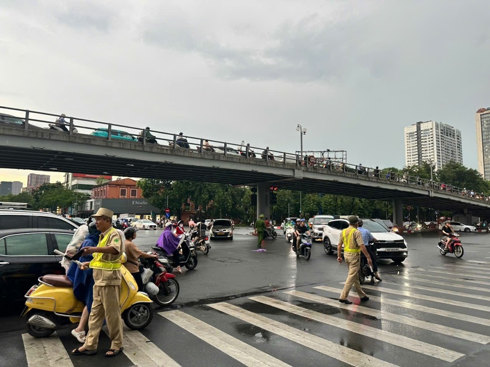 C&ocirc;ng an quận Đống Đa y&ecirc;u cầu Đội CSGTTT, C&ocirc;ng an c&aacute;c phường chủ động nắm t&igrave;nh h&igrave;nh, tăng cường th&ecirc;m lực lượng tổ chức ph&acirc;n luồng, giải quyết &ugrave;n tắc giao th&ocirc;ng tr&ecirc;n c&aacute;c tuyến đường v&agrave;o giờ cao điểm v&agrave; sau trận mưa lớn vừa diễn ra chiều 6/9. Ảnh: Trần Long