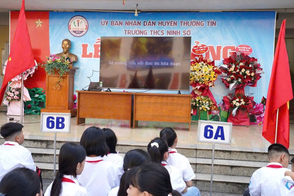 Ngay sau khai giảng năm học mới, c&aacute;c em học sinh tr&ecirc;n địa b&agrave;n huyện Thường T&iacute;n đ&atilde; được truyền th&ocirc;ng về PCCC&amp;CNCH