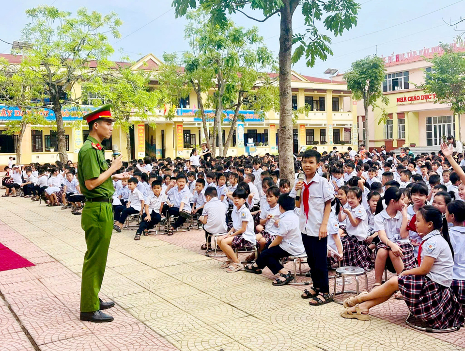 Học sinh h&agrave;o hứng tham gia trả lời c&acirc;u hỏi của c&aacute;n bộ C&ocirc;ng an huyện Đan Phượng.