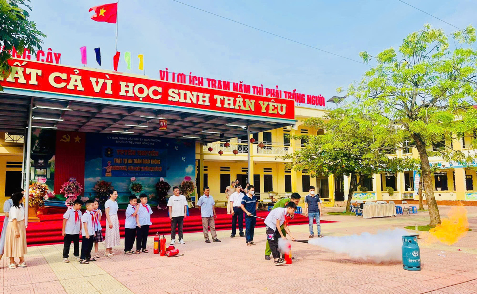 Học sinh được thực h&agrave;nh kỹ năng chữa ch&aacute;y.