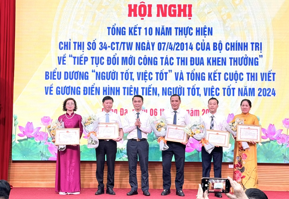 Trưởng ban Ban Thi đua &ndash; Khen thưởng H&agrave; Nội Nguyễn C&ocirc;ng Bằng trao&nbsp;Bằng khen&nbsp;của Chủ tịch UBND TP cho c&aacute;c tập thể v&agrave; c&aacute; nh&acirc;n về việc t&iacute;ch cực tham gia Cuộc thi viết về gương điển h&igrave;nh ti&ecirc;n tiến, người tốt việc tốt năm 2024.&nbsp;