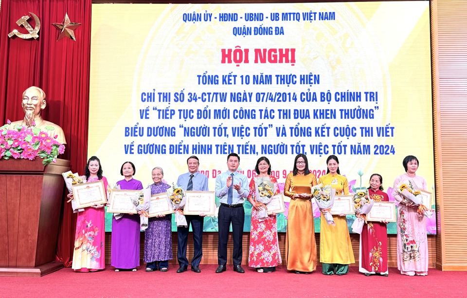 L&atilde;nh đạo quận Đống Đa trao khen thưởng cho c&aacute;c gương&nbsp;&ldquo;Người tốt, việc tốt&rdquo; cấp TP năm 2024.